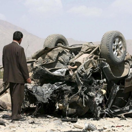 Afghanische Beamte inspizieren den Ort, an dem der Gouverneur der Provinz Logar und drei seiner Leibwächter bei einer Bombenexplosion in der Nähe von Kabul, Afghanistan, am 13. September 2008 getötet wurden. Abdullah Wardak, ein ehemaliger Minister, war mit dem Auto auf dem Weg zu seinem Haus in Logar, etwa 40 km südlich der Hauptstadt Kabul, als eine Bombe am Straßenrand explodierte.