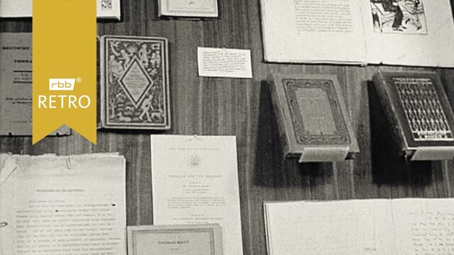 Bücher und Dokumente in einer Ausstellung (Quelle: rbb)