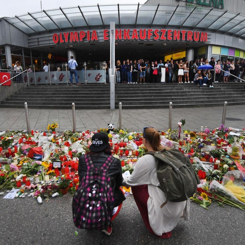 Podcast: 10. Jahrestag des OEZ-Attentats in München: Lehren und Gedenken