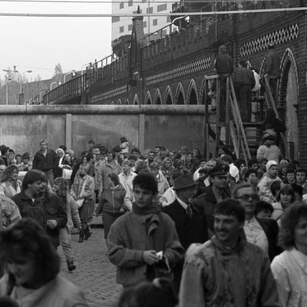 DDR-Bürger strömen im Schatten der Oberbaumbrücke am Grenzübergang Warschauer Straße in den Westen (November 1989)