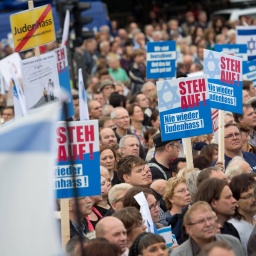 Mehrere tausend Menschen haben sich am Sonntag, 14.9.2014, am Brandenburger Tor in Berlin versammelt, um gegen Judenhass in Deutschland und Europa zu protestieren. Initiiert wurde die Demonstration unter dem Motto &#034;Steh auf! Nie wieder Judenhass!&#034; vom Zentralrat der Juden in Deutschland.