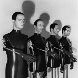 Vier menschenähnliche Roboter nebeinander: die Gruppe Kraftwerk