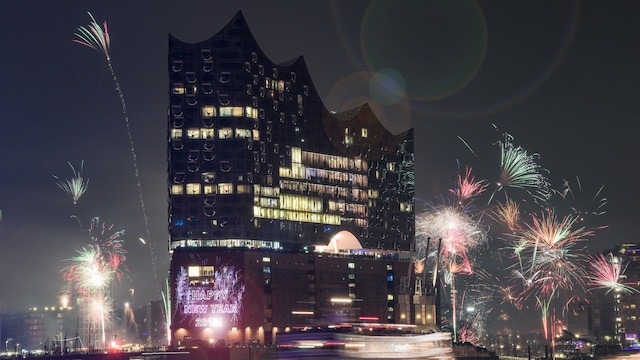 Feuerwerk um die Elbphilharmonie an Silvester 2018