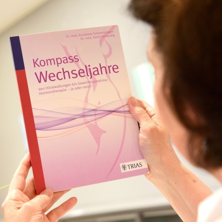 Katrin Schaudig, Frauenärztin, zeigt ihr Buch "Kompass Wechseljahre". Aufnahmedatum 04.08.2022