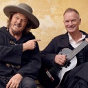 Die Musiker Sting (r) und Zucchero sitzen gemeinsam auf einer Bank