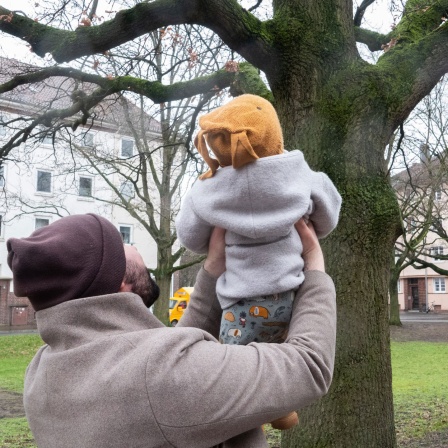Vater und Sohn vor einem Baum