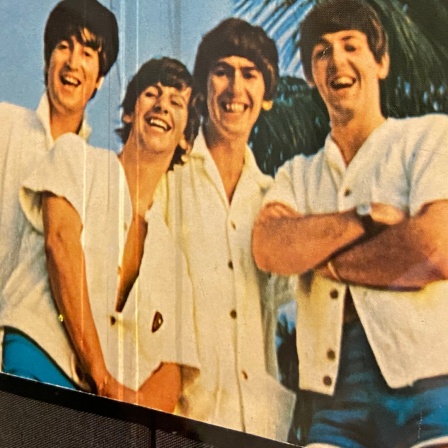 Die vier Beatles auf einem Bild in der Paul McCartney-Ausstellung in der Portrait Gallery am Trafalgar Square in London 