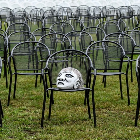 ARCHIV: Eine Maske auf einem Stuhl beim Theatersommer Netzeband (Bild: picture alliance/dpa/dpa-Zentralbild)