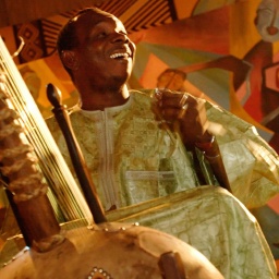  Der malische Musiker Toumani Diabate spielt auf seiner Kora.