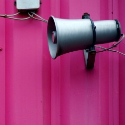 Lautsprecher an einer pinken Wand