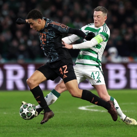 Münchens Jamal Musiala im Zweikampf mit Glasgows Callum McGregor