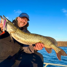 Angelguide Mathias Fuhrmann vom Team Bodden-Angeln mit einem wunderschönen Winterhecht(Bild: rbb/F.Rößler)