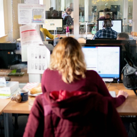 Mitarbeiter des Call Centers von Taxi Berlin nehmen in der Taxi Zentrale anrufe entgegen.