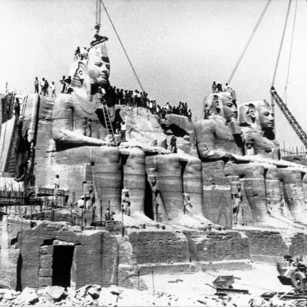 Kurz vor der Vollendung steht der Tempel von Ramses II. in Abu Simbel im November 1966 auf seinem neuen Standplatz 60 Meter über den Wassern des Stausees. Fast drei Jahre sind vergangen, seit die gigantischen Statuen dem Stausee-Projekt weichen mussten. Die gesamte Tempelanlage von Abu Simbel wurde zwischen 1964 und 1968 im Rahmen eines Unesco-Programms zur Rettung der Heiligtümer vor dem durch den Bau des Assuan-Staudamms verursachten Nilhochwasser demontiert und an einer höher gelegenen Stelle wiederaufgebaut.