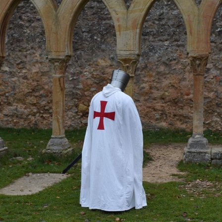 Ein Mann als Templer verkleidet