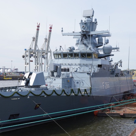 Die Korvette F266 &#034;Emden&#034;, zweites von insgesamt fünf neuen Schiffen für die Marine
