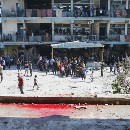 Blut ist nach einem israelischen Angriff auf eine vom UN-Palästinenserhilfswerk UNRWA betriebenen Schule, bei dem Dutzende von Menschen im Flüchtlingslager Nuseirat (Gaza) getötet wurden, zu sehen.