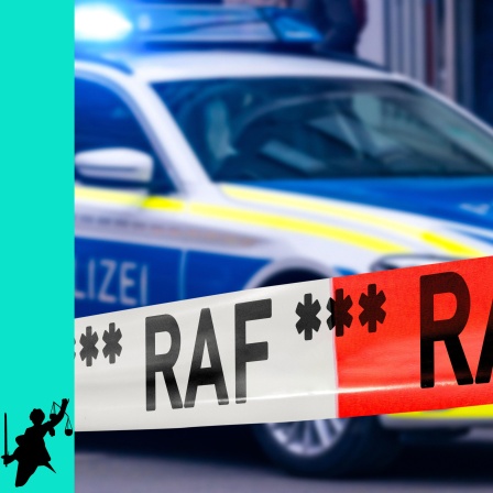 Absperrband vor Polizeiauto mit Blaulicht und der Aufschrift: RAF (Rote Armee Fraktion) (Illustration für den Krimi "Die Bibliothek des Attentäters")