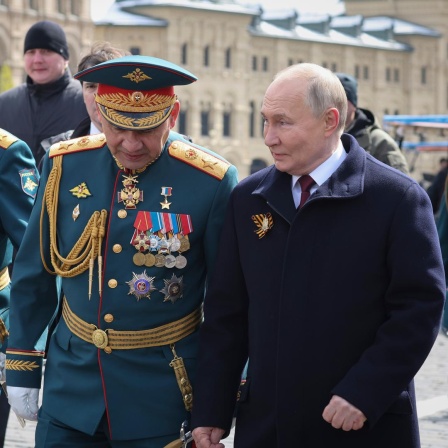 Der Oberbefehlshaber der russischen Bodentruppen Oleg Saljukow (links), der russische Verteidigungsminister Sergej Schoigu (Mitte), und der Präsident Wladimir Putin verlassen den Roten Platz nach der Militärparade zum "Tag des Sieges", Moskau 9. Mai 2024.