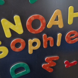 Magnetbuchstaben bilden die Vornamen Noah und Sophie.