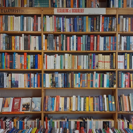 Von oben bis unten voll: Mindestens 6000 Bücher warten hier auf den Verkauf.