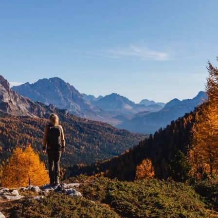 Eine Frau allein in den Bergen im Herbst