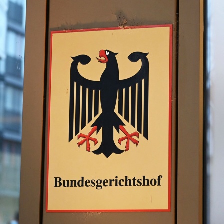 Ein Hinweisschild mit Bundesadler und dem Schriftzug Bundesgerichtshof, aufgenommen vor dem Bundesgerichtshof (BGH).