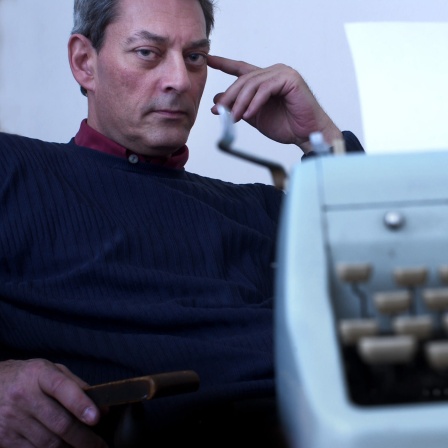 Das Beitragsbild des Kulturfeature WDR 3 "Amerika der Träume - Begegnungen mit Paul Auster"  zeigt ein Poprträt von Paul Auster aus dem Jahr 2004