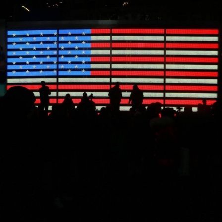 Am New Yorker Times Square leuchtet eine amerikanische Flagge in der Nacht.
