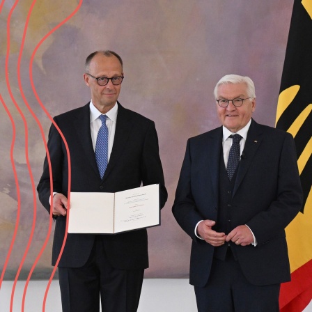 Bundespräsident Frank-Walter
Steinmeier übergibt Bundeskanzler Friedrich Merz im Schloss Bellevue die Ernennungsurkunde.