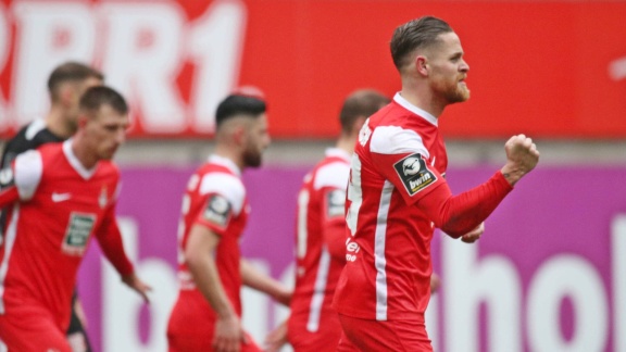 Sportschau - 3. Liga: Kaiserslautern Siegt Knapp Gegen Halle
