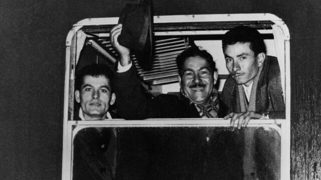 Türkische Männer reisen im Jahr 1966 im Zug nach Deutschland, als sogenannte "Gastarbeiter".