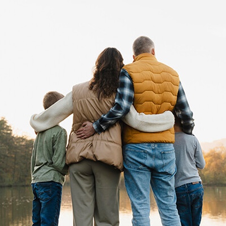 Eine vierköpfige Familie von hinten - Mann, Frau und zwei Kinder (Symbolbild)