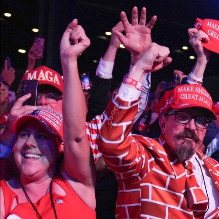 USA, West Palm Beach: Unterstützer jubeln, als der republikanische Präsidentschaftskandidat undehemalige Präsident Donald Trump am Mittwoch, 6.November 2024, bei einer Wahlparty im Palm Beach Convention Center in West Palm Beach, Florida, eintrifft.