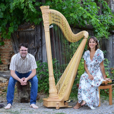 Der elsässische Mundart-Künstler Jean-Christophe Meyer und Caroline Grandhomme mit einer Harfe.