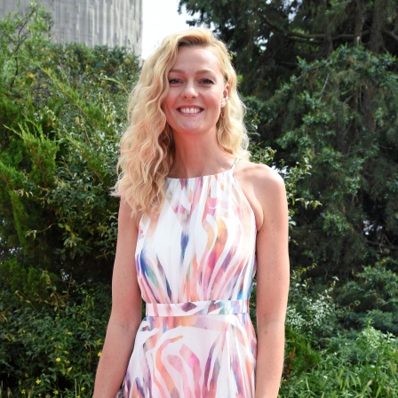 Ex-Stuntfrau und Model Miriam Höller in einem Abendkleid, sie lächelt in die Kamera.