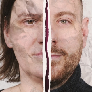 Zwei montierte Gesichtshälften vor zerknittertem Papier-Hintergrund: Lea und Bernd (2. Staffel)