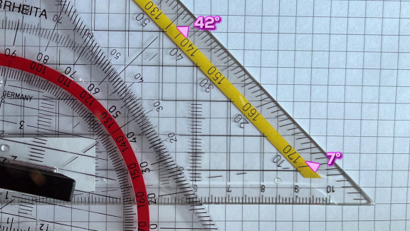 Wer Weiß Denn Sowas? - Warum Sind Auf Vielen Geodreiecken Die Winkel 7 Grad Und 42 Grad Durch Markierungen Hervorgehoben.