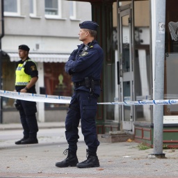 Die Polizei steht am Freitag, 22. September 2023, in Sandviken, etwa 162 Kilometer nordwestlich von Stockholm, vor einer Kneipe, in der bei einer Schießerei zwei Menschen getötet und zwei verletzt wurden.
