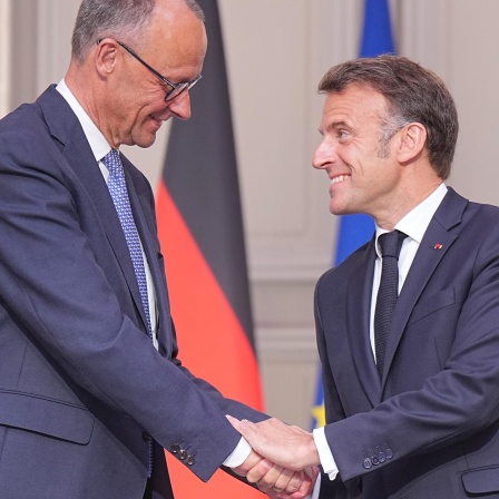 Wir wissen das ja alle: Der erste Tag im neuen Job ist aufregend, aber auch nicht so einfach. So fühlt sich heute ja vielleicht auch Friedrich Merz, der neue Bundeskanzler, am ersten richtigen Arbeitstag.
 Lief heute alles nach Plan, oder gab’s schon wied