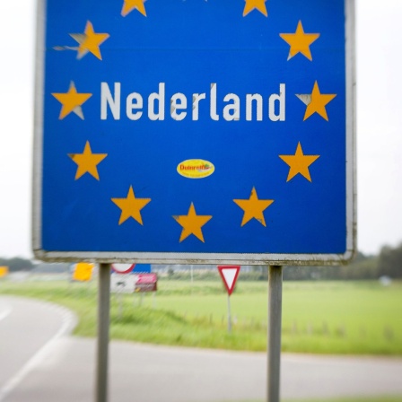 Nederland («Niederlande») steht auf einem Schild an der Grenze zwischen den Niederlanden und Deutschland. 