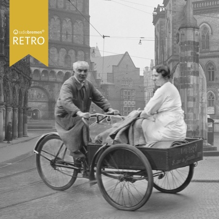 Ein Mann fahrt mit seiner Frau auf einem Lastenrad über den Bremer Marktplatz in den 50er Jahren (Montage)