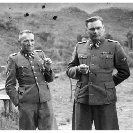 SS-Offiziere vor einer SS-Kaserne bei Auschwitz, von links nach rechts: Auschwitz-Arzt Josef Mengele, Rudolf Höß, Josef Kramer 