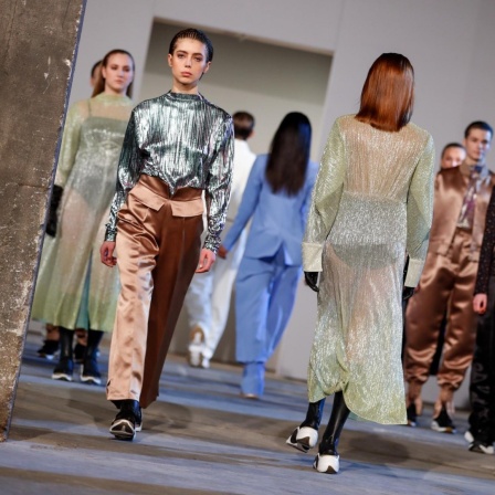 Models zeigen eine Kreation des Designers Kilian Kerner bei der der Fashion Week 2021 im Kraftwerk in Berlin.