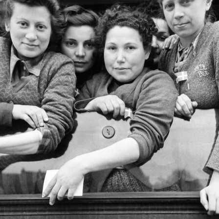 Vier Frauen schauen aus dem heruntergekurbelten Fenster aus einem Bus. Sie wurden im Rahmen der Rettungsaktion "Weiße Busse" im Zweiten Weltkrieg 1945 gerettet.