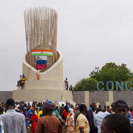 Anhänger des Putsches in Niger haben eine russische Flagge mit den Worten "Es lebe Russland" aufgehängt. 