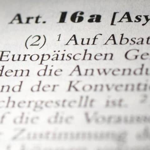 Der Artikel 16a des Grundgesetzes behandelt das Asylrecht.