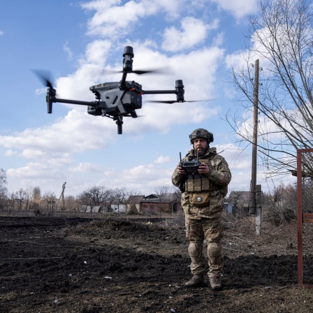 Ein ukrainischer Soldat steuert eine Drohne während der Kämpfe an der Frontlinie in der Nähe von Bachmut.