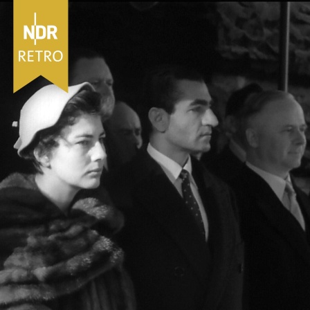 Kaiserin Soraya und Schah Reza Pahlevi von Persien in Hamburg, rechts Bürgermeister Kurt Sieveking, Februar 1955.