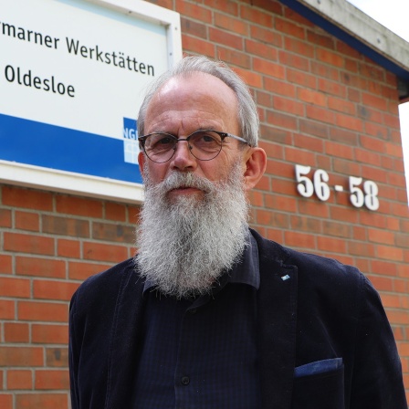 Porträt von Stephan Bruns vor den Stormarner Werkstätten